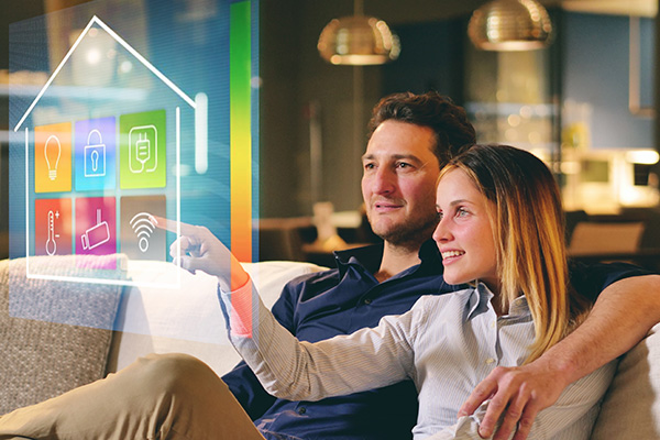 Mann und Frau auf einen Sofa steuer das Haus mit Smart Home